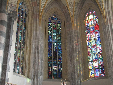 Chor mit Glasfenstern in der Pfarrkirche Schwaz