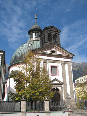 Mariahilfkirche auf der linken Innseite im Stadtteil Mariahilf